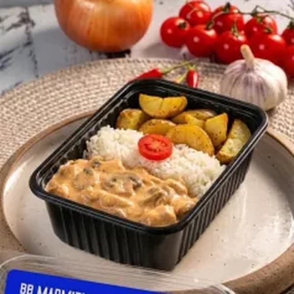 Strogonoff de frango com Arroz branco e Batata assada